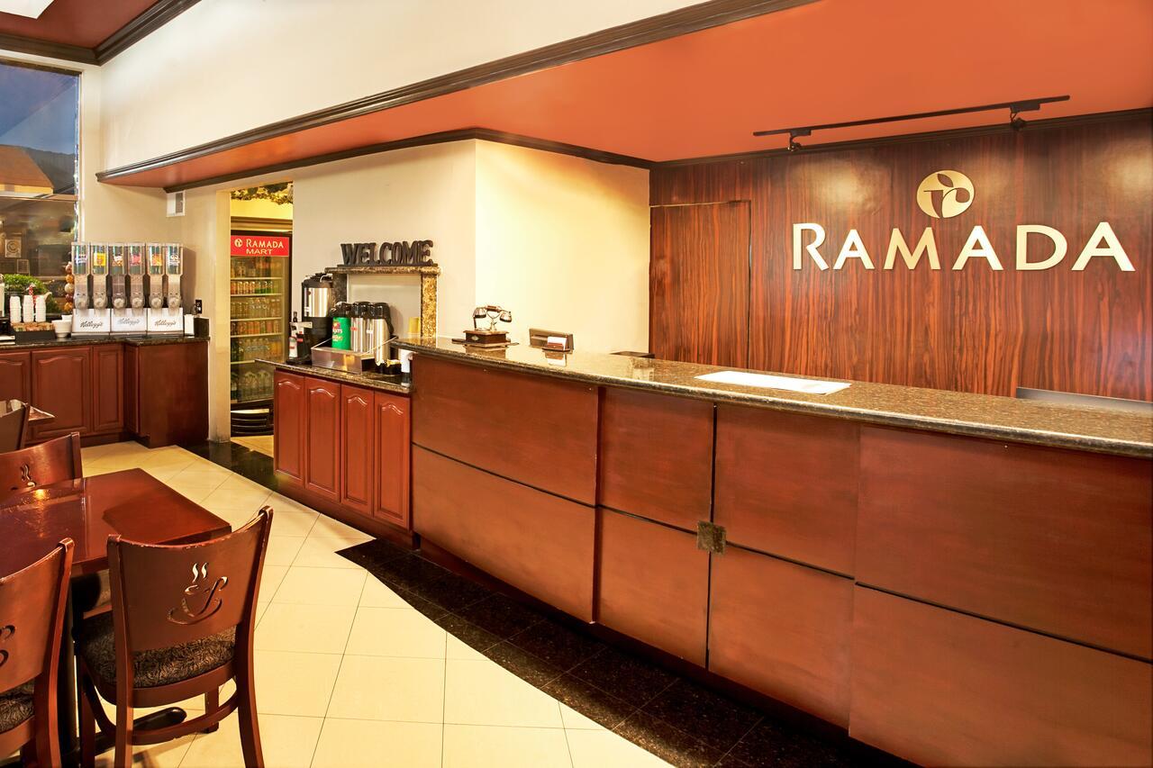 Hotel Ramada By Wyndham Pasadena Exteriér fotografie